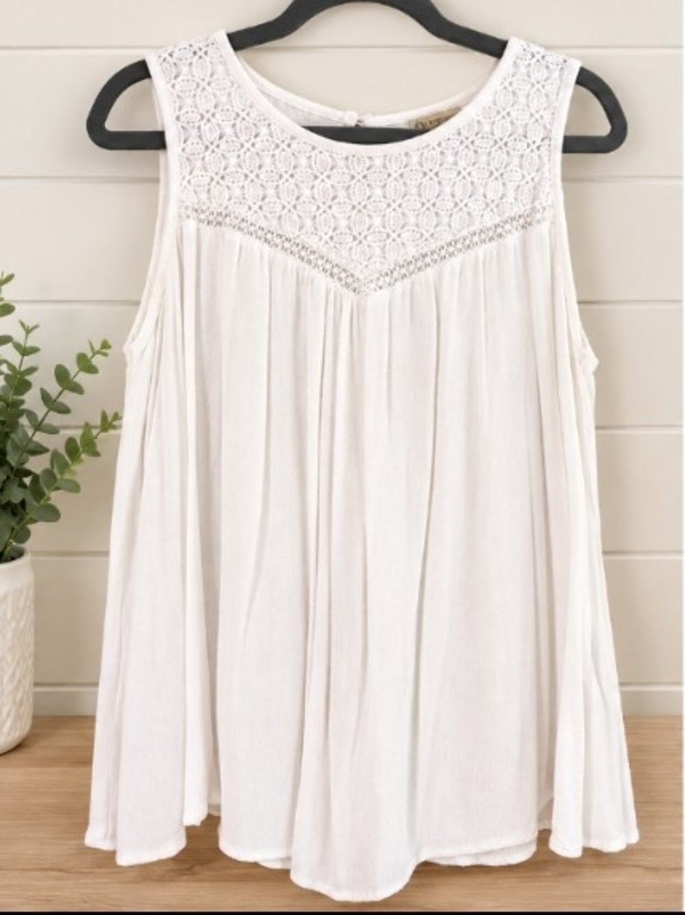 Democracy White Sleeveless Lace Yoke Tank Top - Large